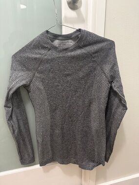 Figs Long Sleeve Tee in Heather Charcoal with Dot Detail